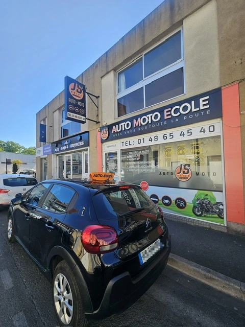 Voiture auto-école de JS Drive stationnée devant l'agence de Villepinte, formation au permis B